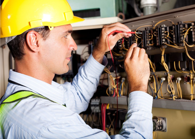 electrician-working-on-db-board
